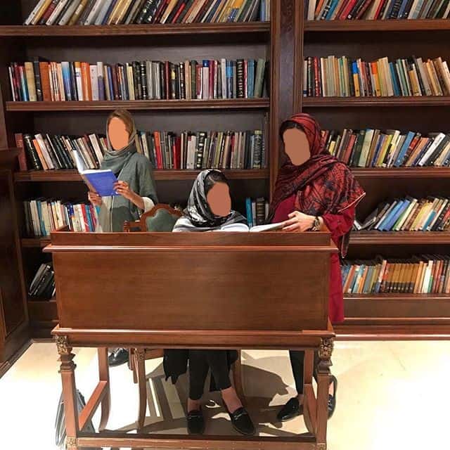 ژست کتابخوانی در کتابخانه ایران مال 