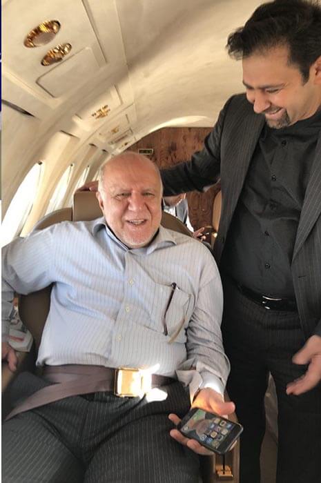 همراهی محسن دلاویز با مهندس زنگنه وزیر نفت در هواپیمای اختصاصی