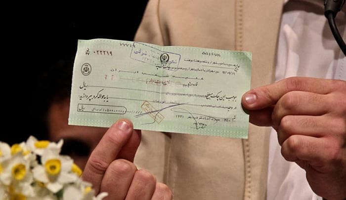 چک  بانک سپه که توسط حسین هدایتی در سال ۹۷ برای خرید پیراهن مالدینی کشیده شد